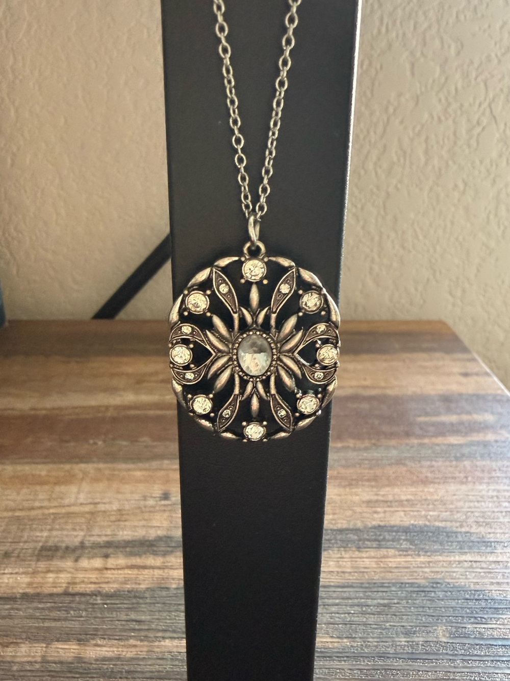 2/$10 plus shipping
Vintage-Style Round Pendant Necklace with Clear Crystals